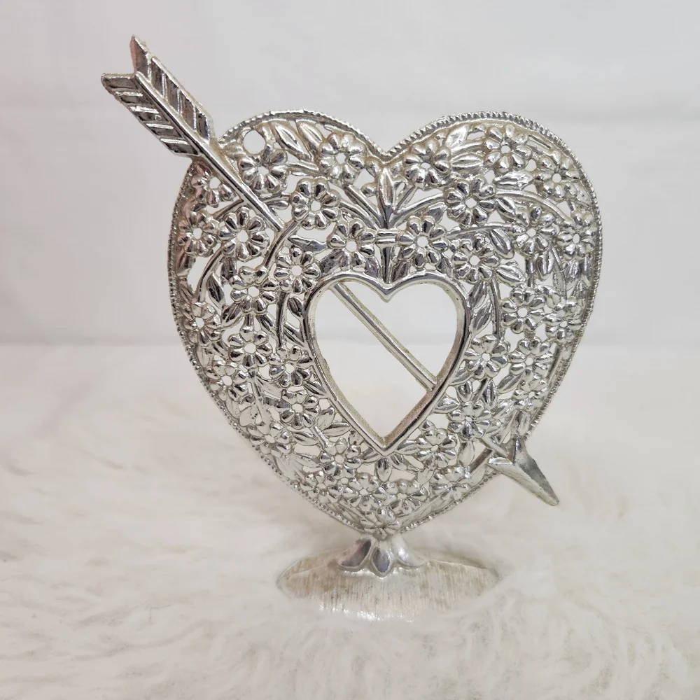 3/$20🖤 Heart arrow earring holder silver colored metal
